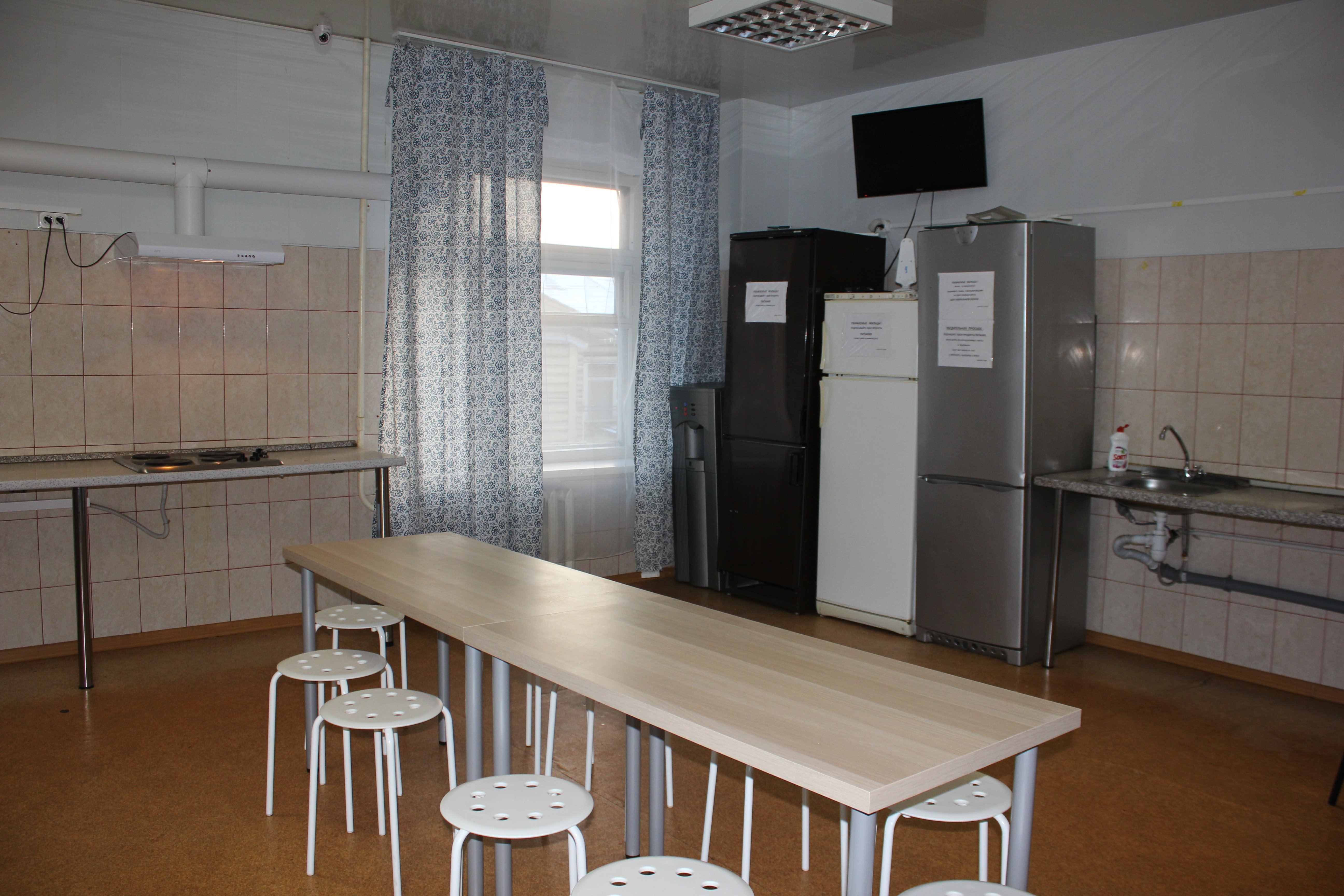 Общая кухня в общежитии. Круглый стол на кухне в общежитии. Мебель для общежитий. Кухня в общежитии фото.