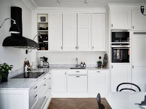 Белая кухня с черной фурнитурой