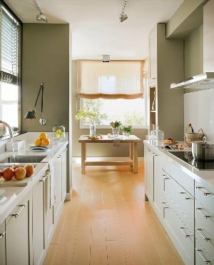 Дизайн узкой кухни с окном