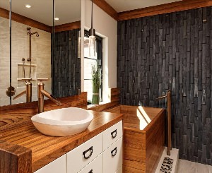 Дизайн ванной комнаты с деревянной столешницей