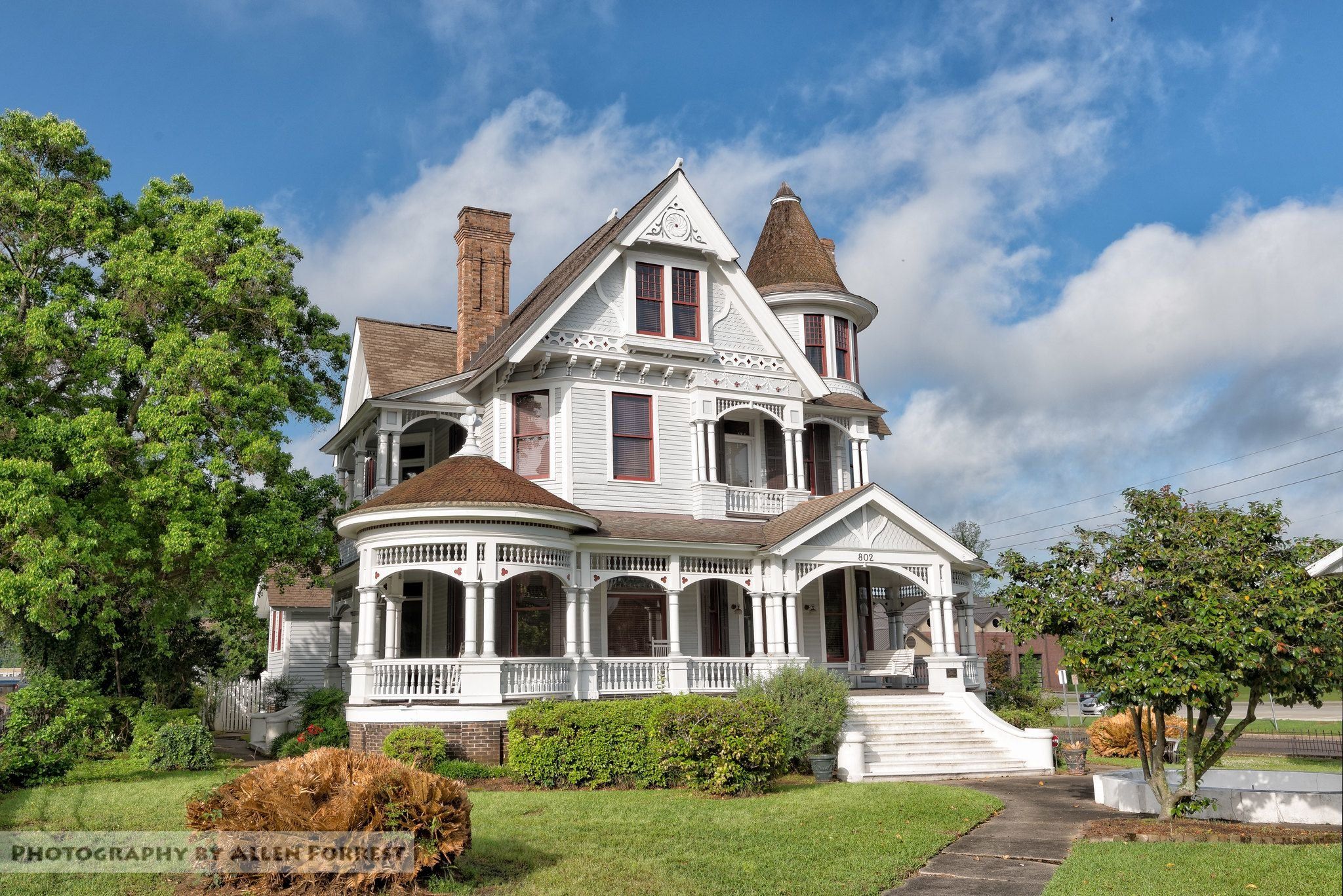 Куин дом. Викторианский стиль архитектура стиль королевы Анны. Queen Anne Style Houses. Дом в Миссисипи. Дом Исаака Белла.