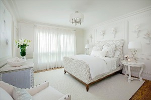 Дизайн спальни с белыми обоями
