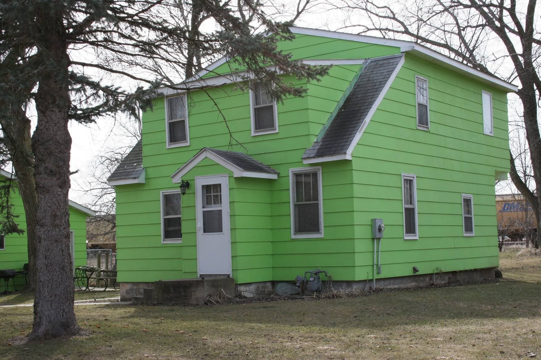 Покрасить дом в зеленый цвет. Грин Хаус Багаевская. Дачный домик с зеленой крышей. Деревянный дом с зеленой крышей. Дом с зеленым фасадом.