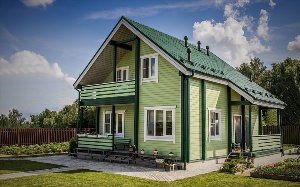 Каркасный дом с зеленой крышей