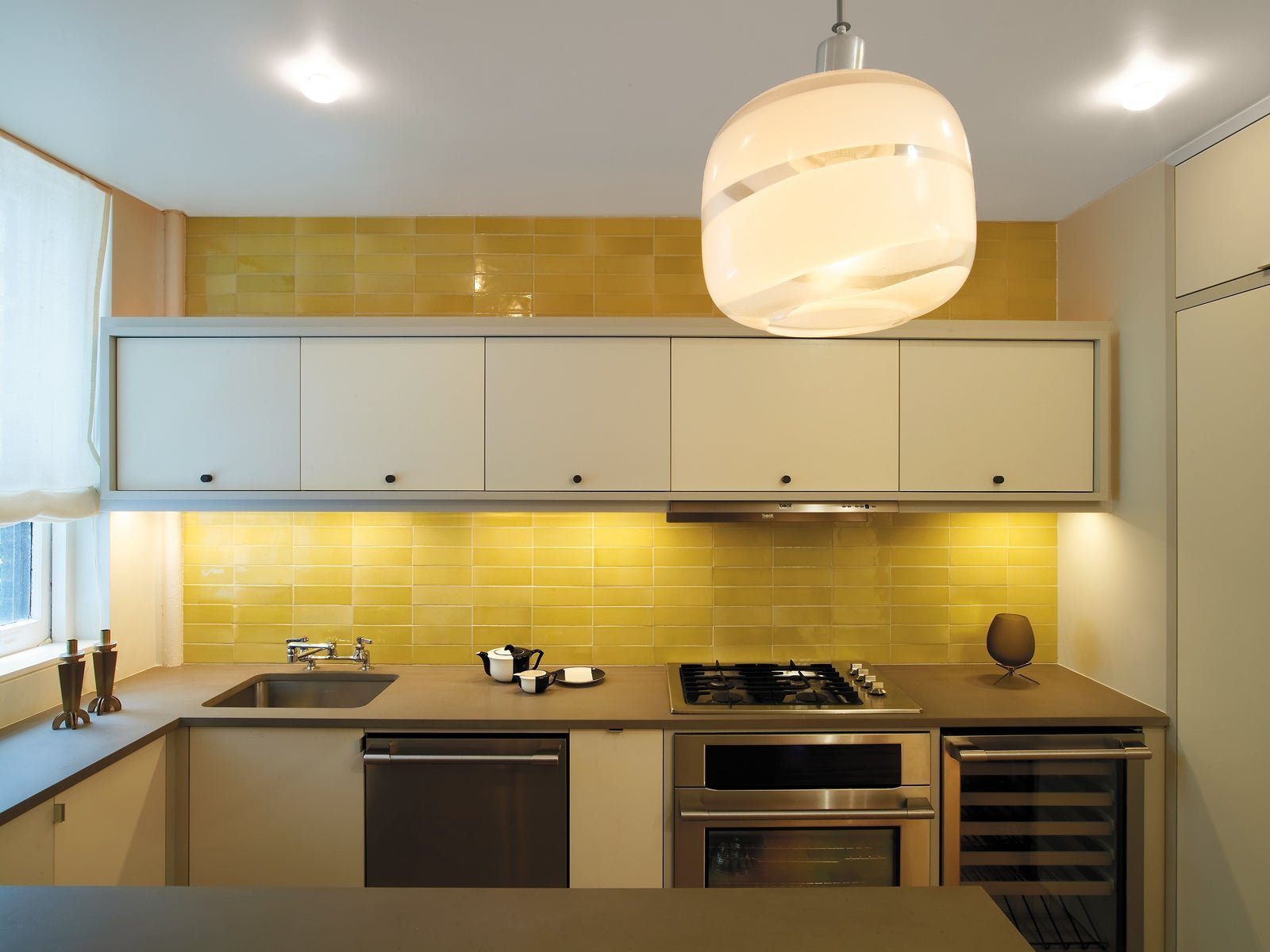Верхние шкафы для кухни. Бежевые кухни. Кухня с желтым фартуком. Верхние шкафы для кухни до потолка. Верхние шкафы на фартук