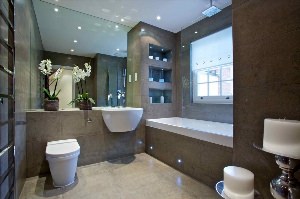 Дизайн большой ванной комнаты с унитазом