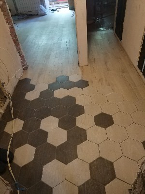 Переход плитки из коридора в кухню