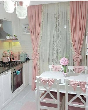Белые кухни с розовыми шторами