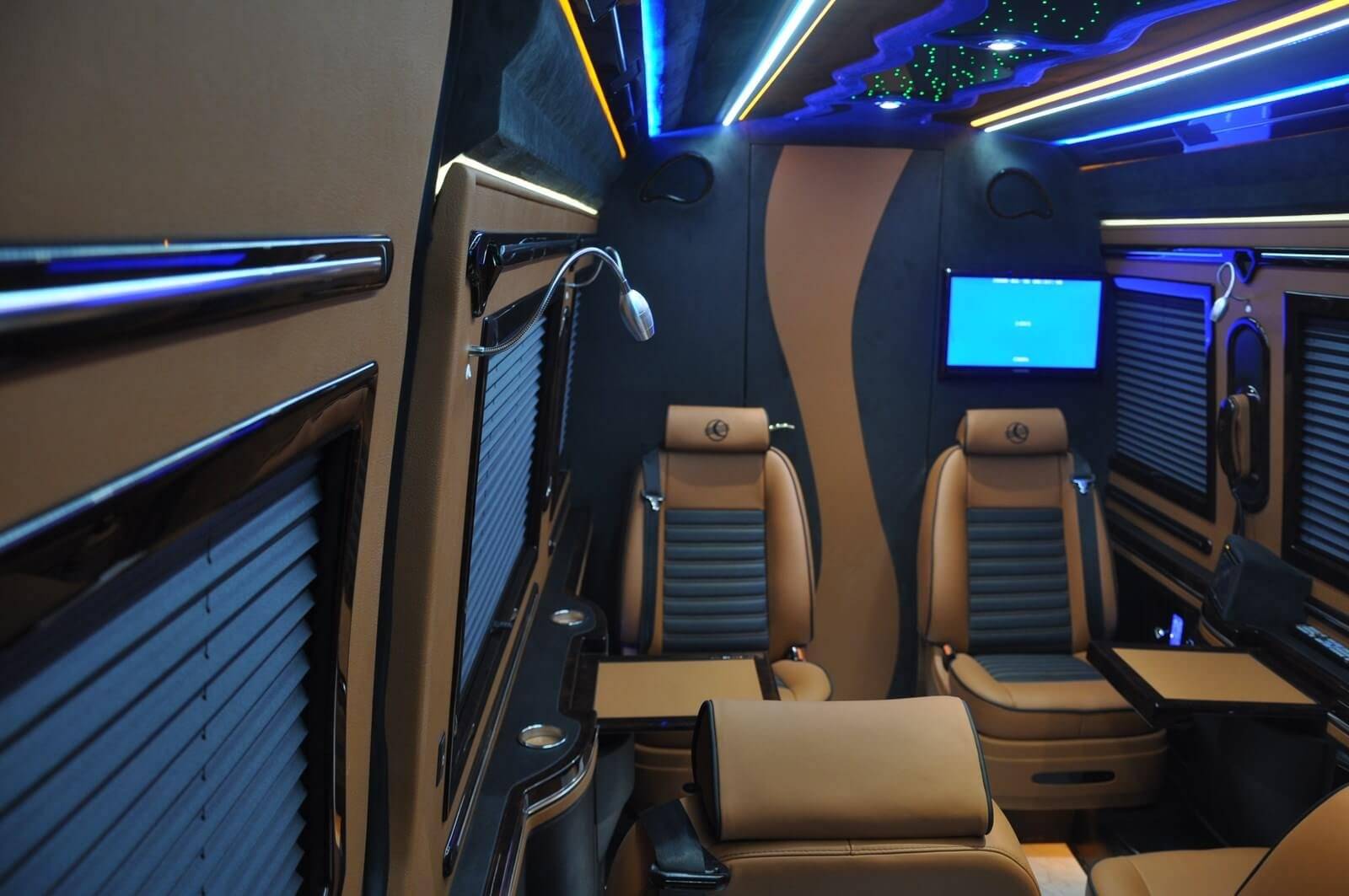 Вип спринтера. Mercedes Sprinter VIP. Mercedes Sprinter VIP Interior. Мерседес Спринтер лакшери. Салон Mercedes Sprinter VIP.