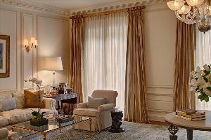 Классические шторы в интерьере гостиной