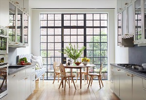 Дизайн кухни с окном в пол