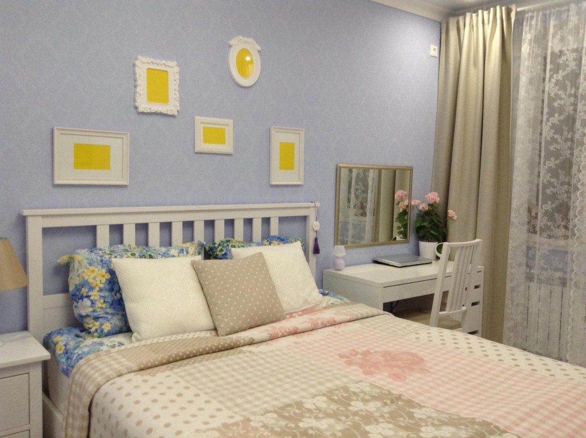 сине желтый интерьер спальни