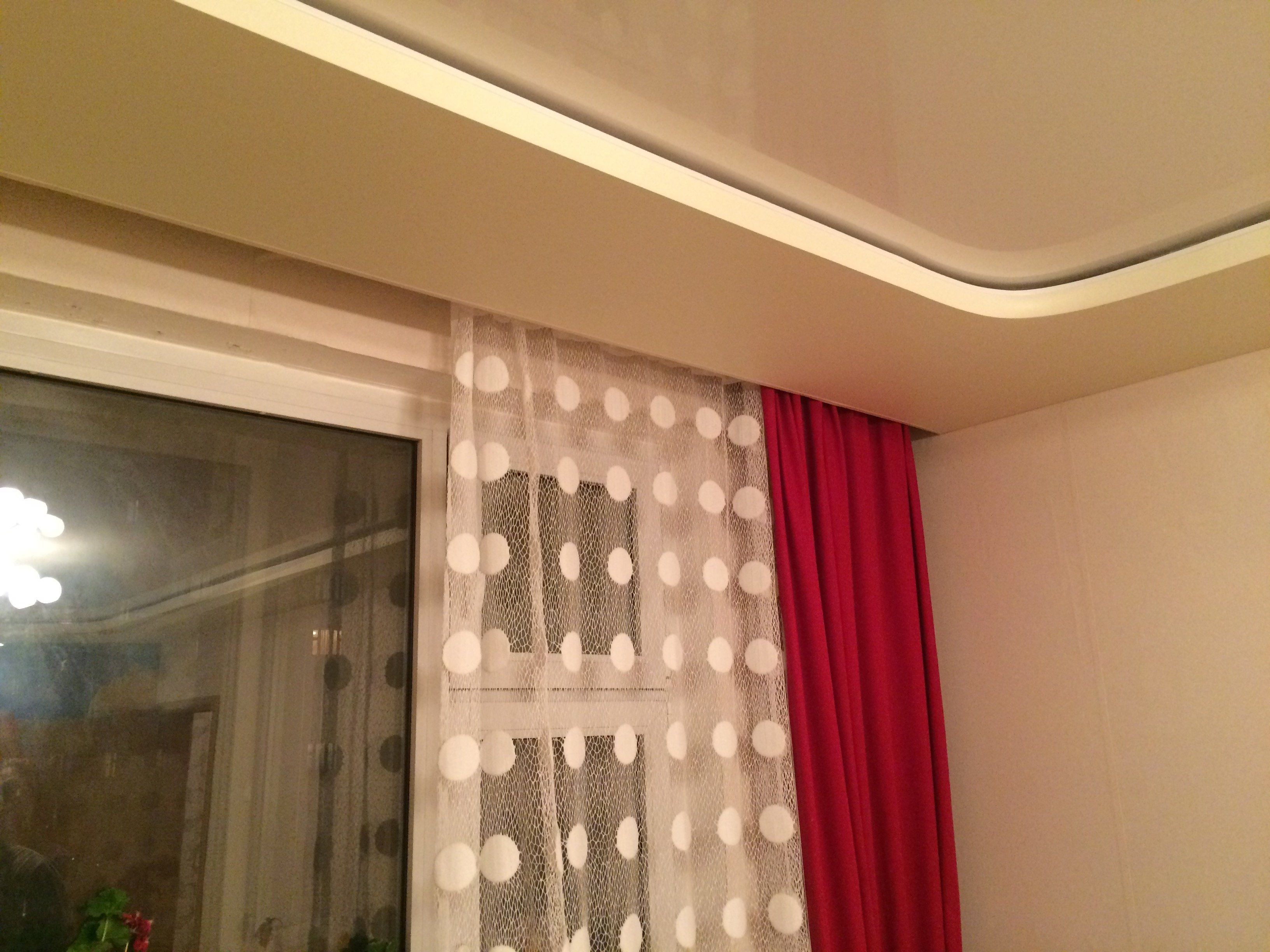 Скрытый карниз на потолке. Бп15 гардина потолочная. Потолочная ниша для штор. Скрытый потолочный карниз для штор. Карнизы для штор потолочные под натяжной потолок.