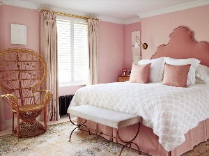 Розовая спальня с белой мебелью