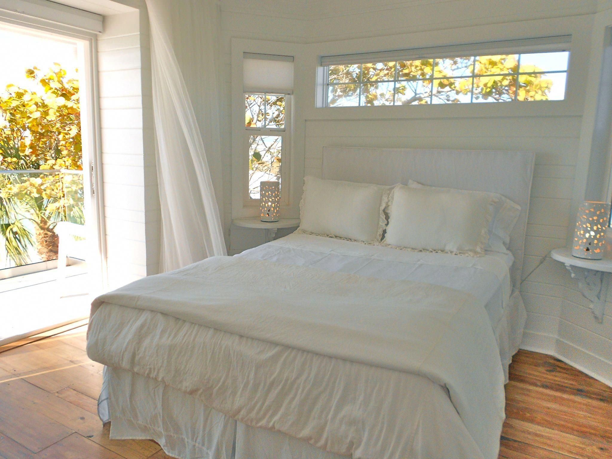 окно за кроватью в спальне