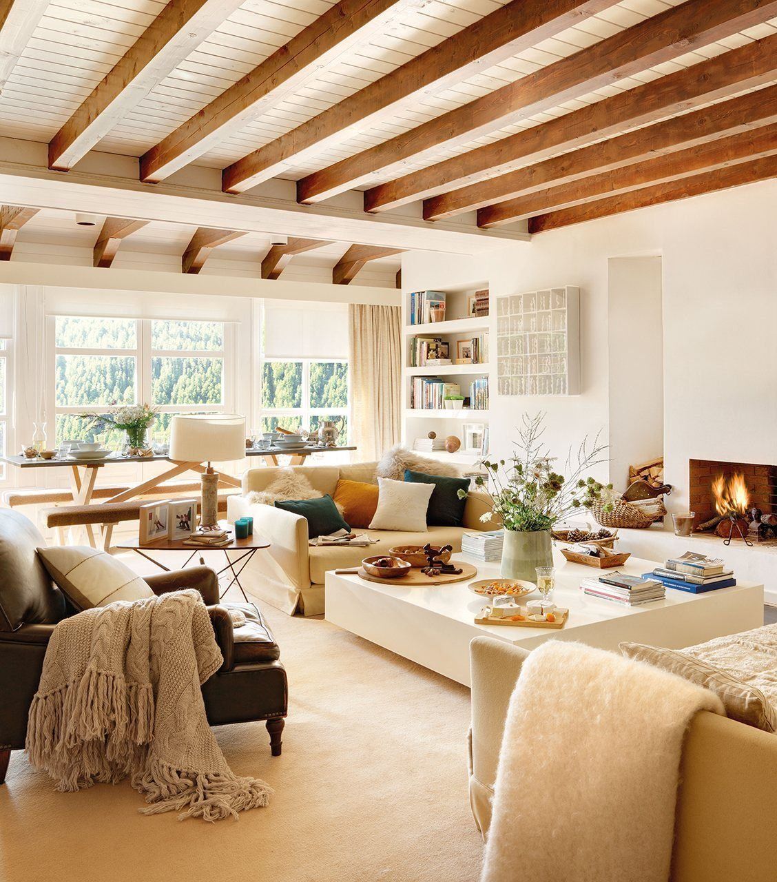 Украшаем потолок имитацией деревянных балок