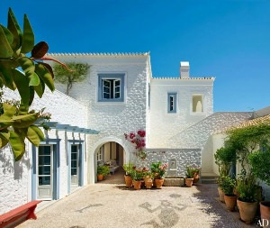 Фасад дома в греческом стиле