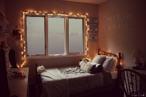 Кровать около окна ночью