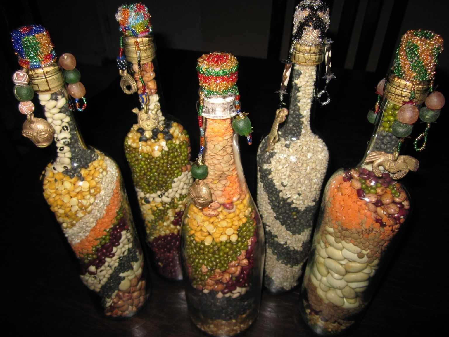 Бутылочки своими руками. Декор бутылок. Бутылки декоративные с крупами. Декорирование бутылок. Декоративные бутылки для интерьера.