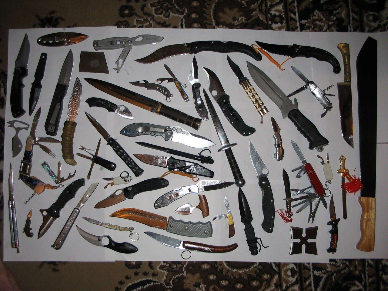 Нож хулиган. Коллекционирование холодного оружия. Коллекционные ножи. Холодное оружие коллекция. Коллекция холодного оружия на стене.