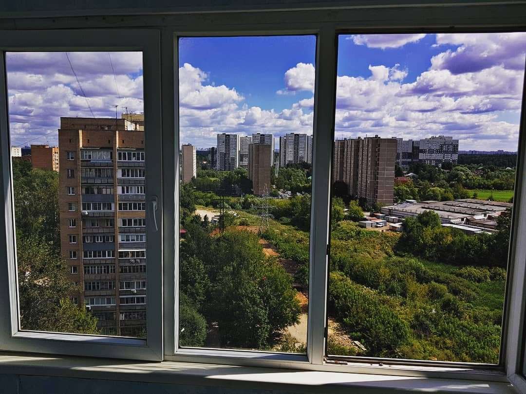 Купить окно видное. Красивый вид из окна. Виды окон. Красивый вид из окна квартиры. Окно вид с улицы.