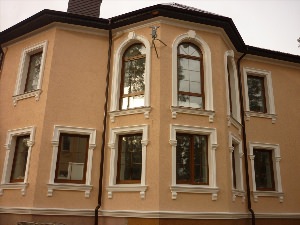 Пластиковые окна на фасаде дома