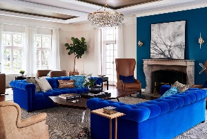 Интерьер гостинной с синим диваном