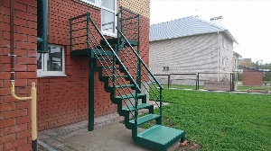 Входная металлическая лестница в частный дом