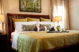 Оливковый цвет в спальне