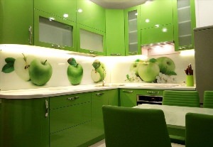 Кухня в бело зеленых тонах