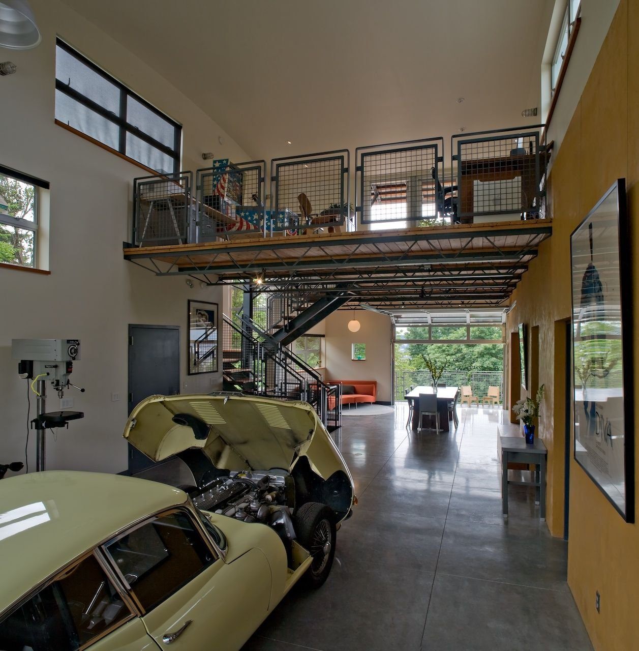 Жилой гараж внутри. Интерьер жилого гаража. Жилой гараж в стиле лофт. Интерьер двухэтажного гаража. Гараж в военном стиле.