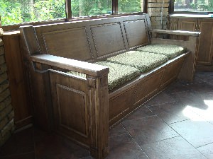Деревянный диван на кухню