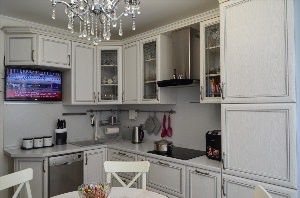 Дизайн угловых кухонь с телевизором