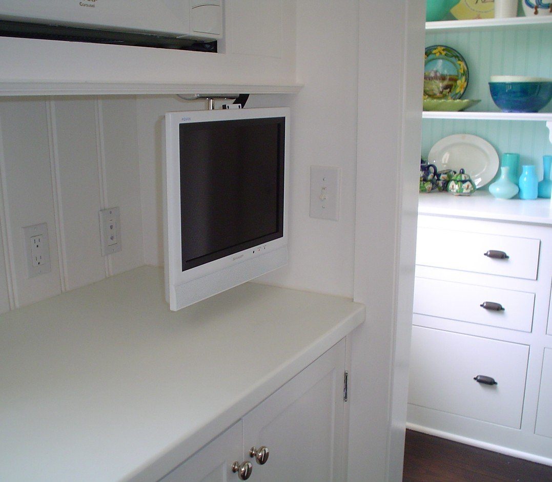 Включи телевизор на кухне. Маленький телевизор на кухню. Телевизор на маленькой кухне. Белый телевизор на кухню. Навесной телевизор на кухню.