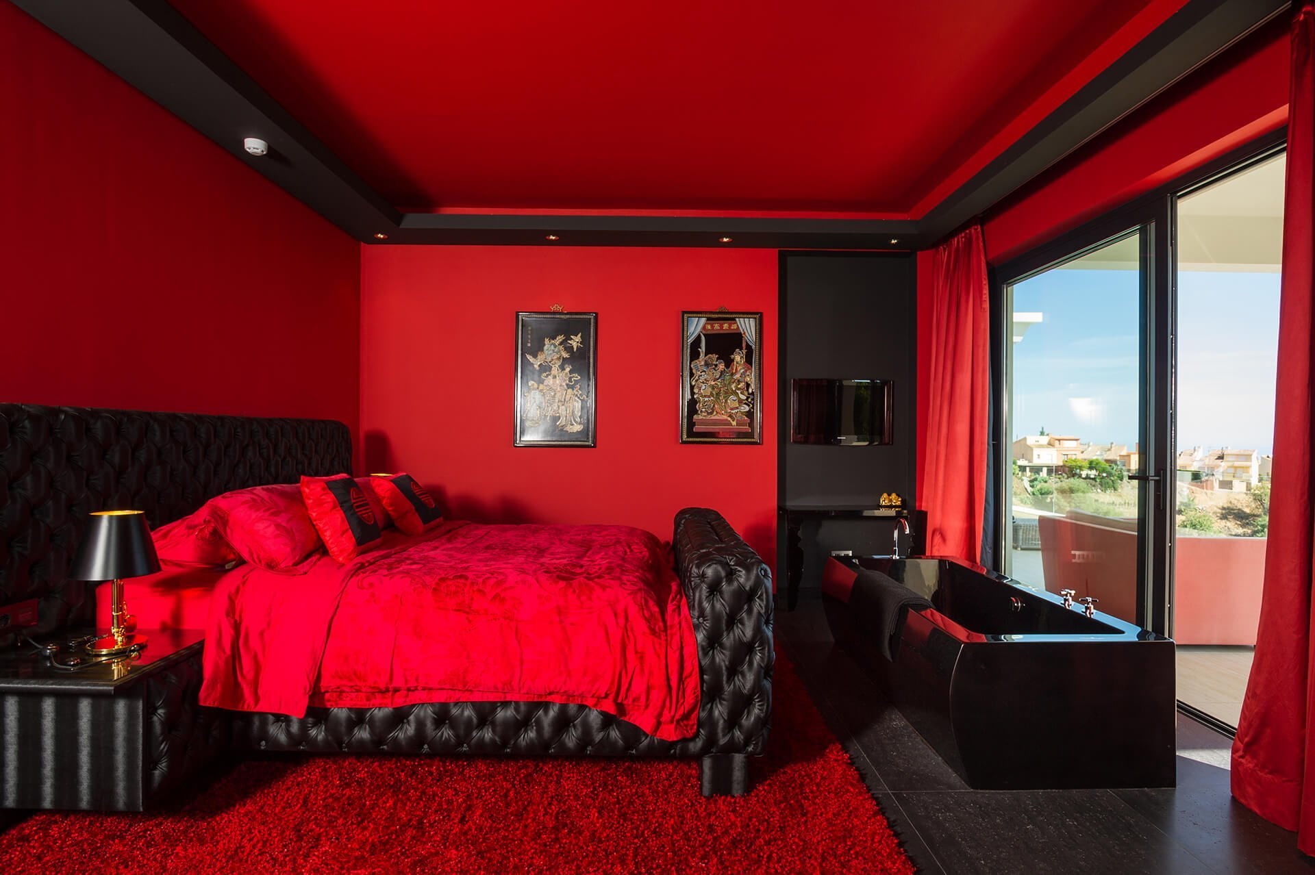 Красно черные фотографии. Черно красная спальня. Спальня в черно красных тонах. Спальня в красно черных тонах. Комната в черно Красном стиле.
