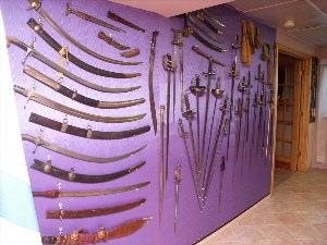 Коллекция оружия на стене
