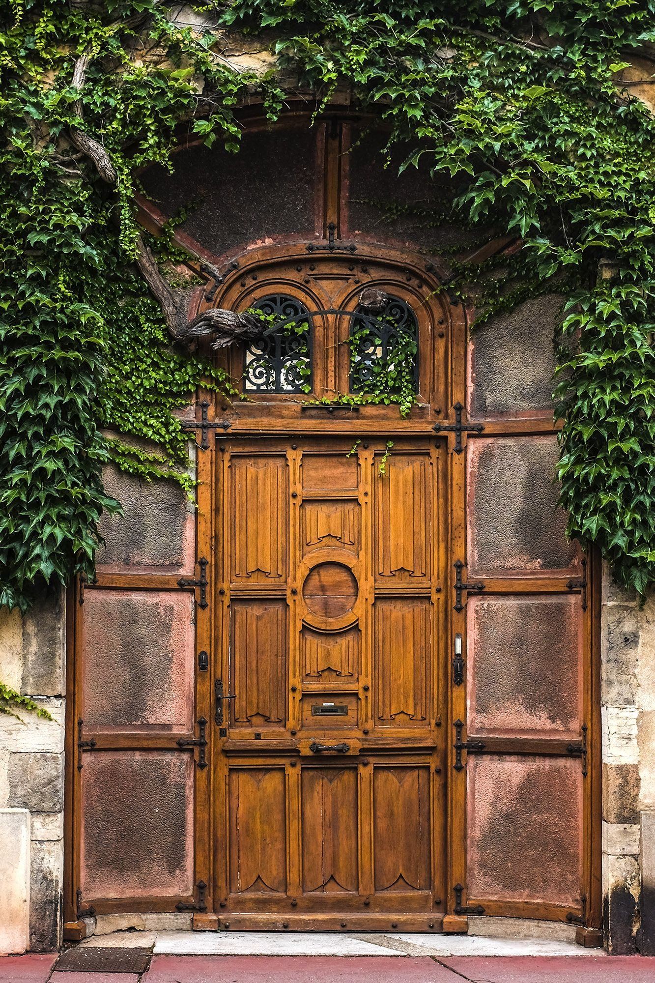 Красивые старые двери. Старая дверь. Старинная дверь. Красивые старинные двери. Старая входная дверь.