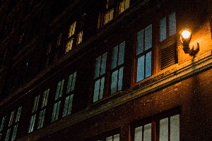 Горящие окна домов ночью