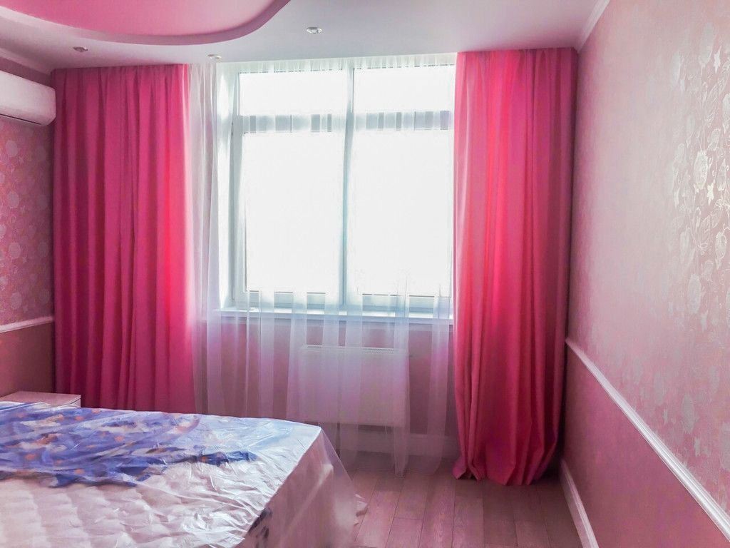 Какие шторы розовым обоям. Розовые шторы в спальню. Шторы к розовым обоям. Шторы под розовые стены. Розовые занавески в спальню.