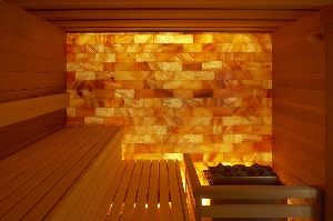 Стена из гималайской соли с подсветкой