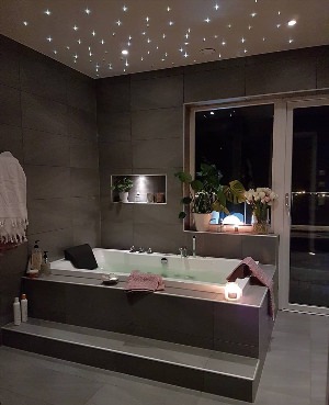 Необычные светильники для ванной комнаты