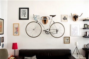 Велосипед на стене в интерьере