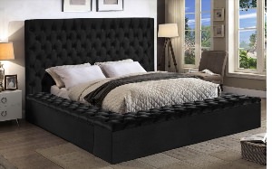 Спальня с черной кроватью