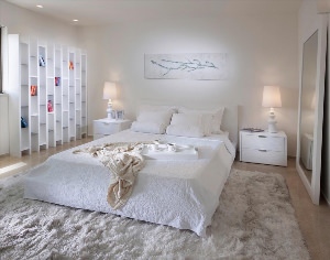 Интерьер белой спальни в современном стиле