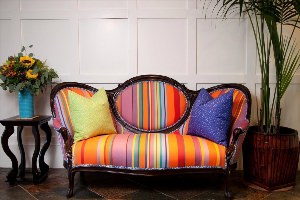 Разноцветные диваны в интерьере