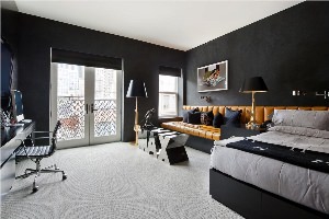 Дизайн комнаты с черной стеной